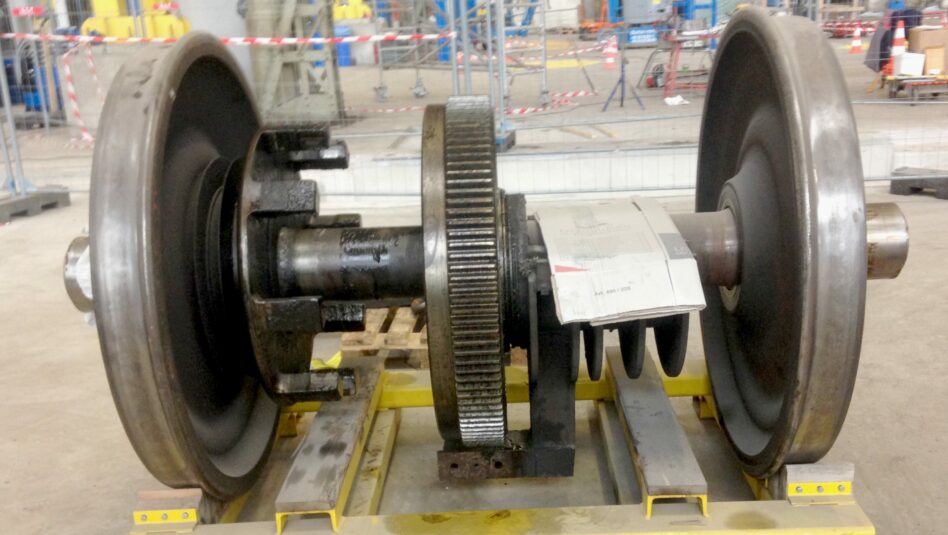 Cleaning and degreasing dirty railway axle for the railway industry